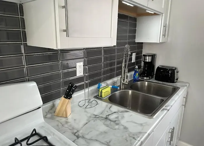Apartment Away From In The Burbs *