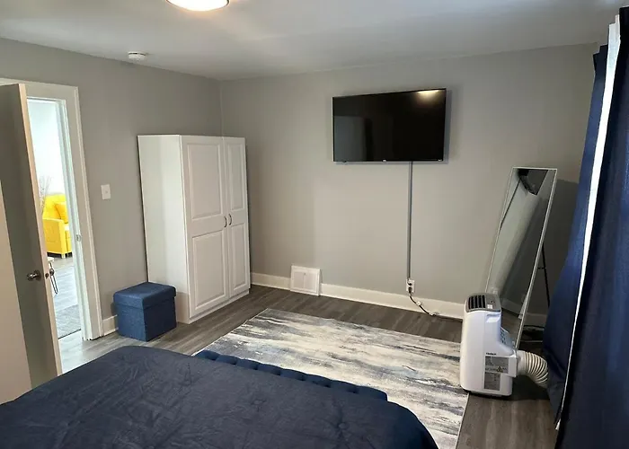 Away From In The Burbs Apartment *